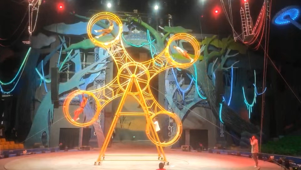 星空体育官网下载入口-关于独轮车特技表演，车轮旋转彰显非凡技巧的信息