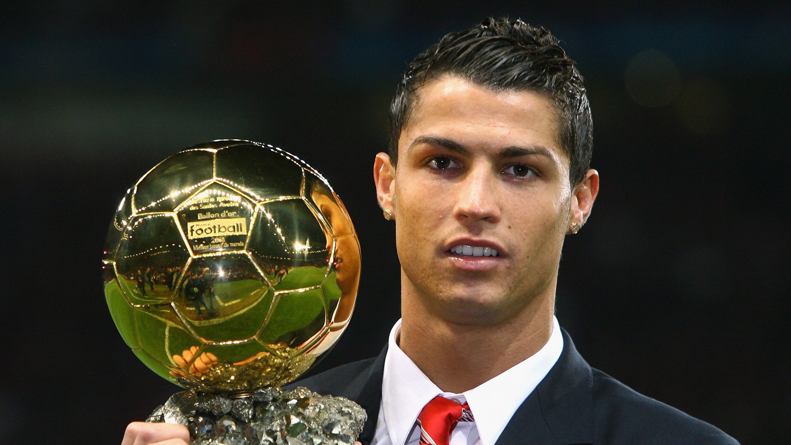 星空体育官网-狼队中场内维斯前场追球拼抢,展现出色拼搏态度,内维斯集锦