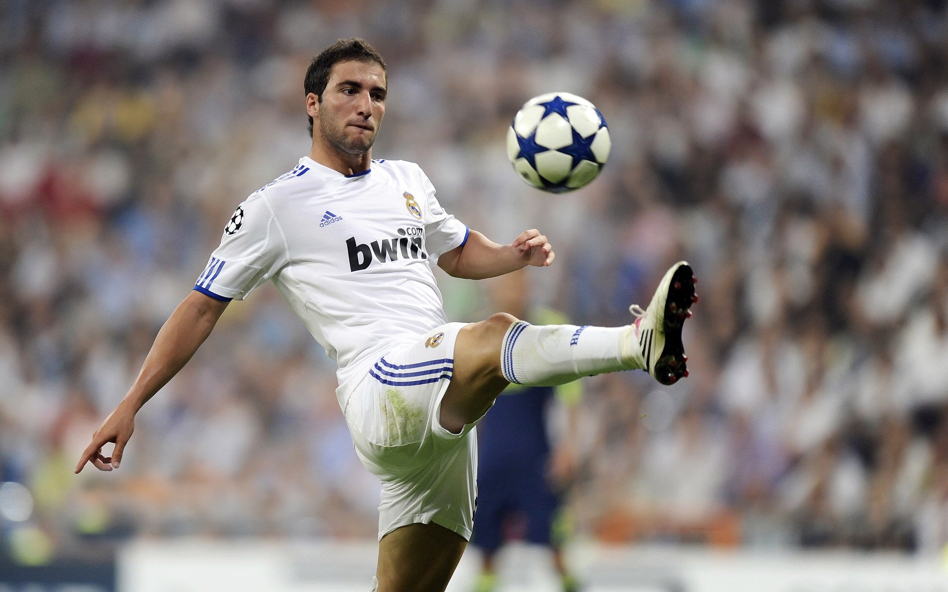 星空体育网站安全-纷争不断!国内足球明星竞技激烈,足球界中国明星